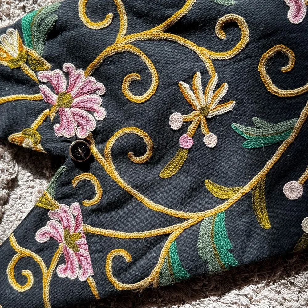 Floral Embroidered Black Shoulder Bag with Magnetic Clasp - Picture 2 of 7